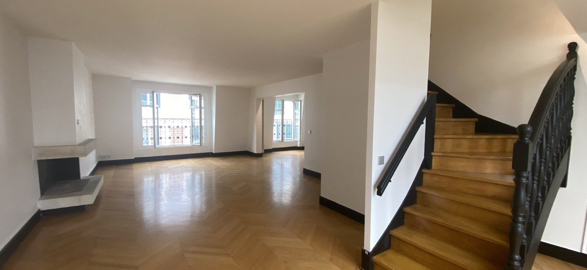 VIDE –  DUPLEX  avec 3 chambres – Paris 8e (limite 17e) – Parc Monceau – Rue Lisbonne – 134 m2 – Duplex 5e et 6e étage asc – Loyer cc : 4.185,00 euros (parking compris)