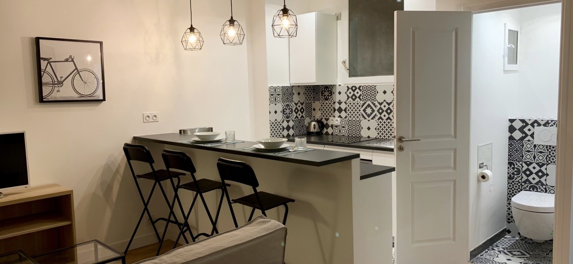 MEUBLÉ – 1 chambre – 31 m2 – Paris 17ème – Rue Débarcadère – 3ème étage ascenseur – Loyer charges comprises : 1.500 euros