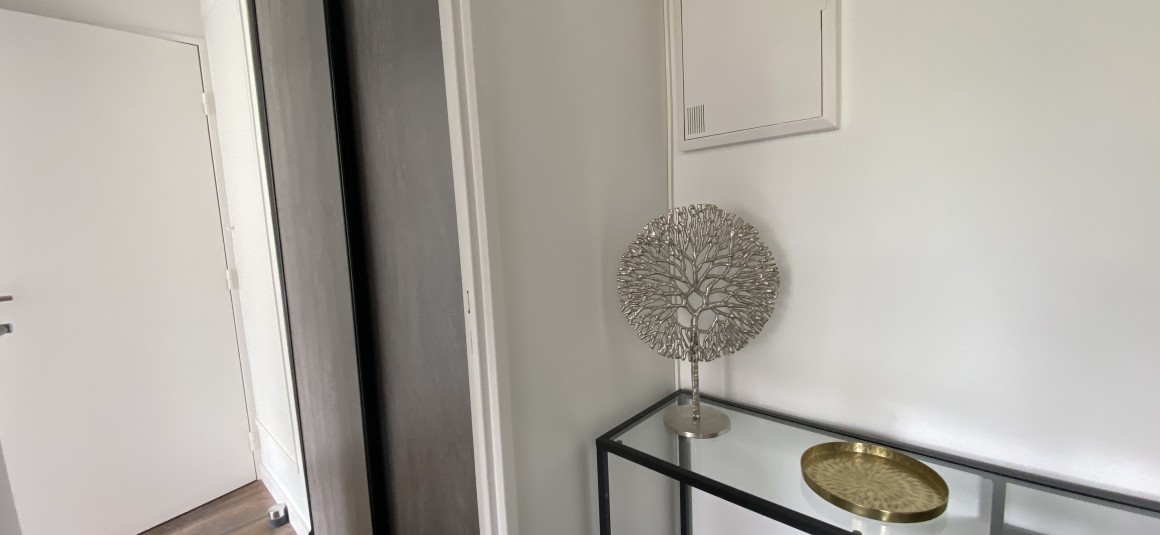 MEUBLÉ – 1 chambre – PUTEAUX (92) – Avenue Gutenberg – 46 m2 – 4ème étage avec ascenseur sur jardin – Balcon – Parking inclus – Loyer charges comprises : 1.600 € (chauffage collectif) + parking possible en supplément en sous-sol avec accès direct depuis ascenseur