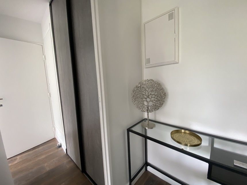 MEUBLÉ – 1 chambre – PUTEAUX (92) – Avenue Gutenberg – 46 m2 – 4ème étage avec ascenseur sur jardin – Balcon – Parking inclus – Loyer charges comprises : 1.600 € (chauffage collectif) + parking possible en supplément en sous-sol avec accès direct depuis ascenseur