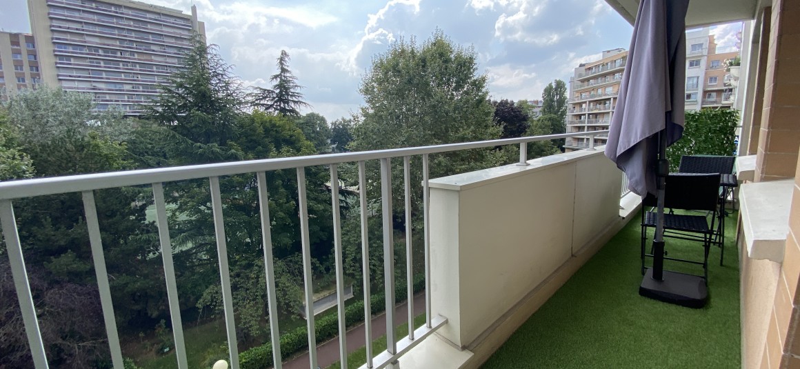 MEUBLÉ – 1 chambre – PUTEAUX (92) – Avenue Gutenberg – 46 m2 – 4ème étage avec ascenseur sur jardin – Balcon – Parking inclus – Loyer charges comprises : 1.600 € (chauffage collectif) + parking possible en supplément en sous-sol avec accès direct depuis ascenseur