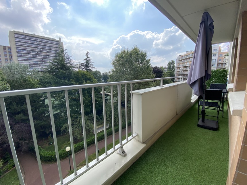 MEUBLÉ – 1 chambre – PUTEAUX (92) – Avenue Gutenberg – 46 m2 – 4ème étage avec ascenseur sur jardin – Balcon – Parking inclus – Loyer charges comprises : 1.600 € (chauffage collectif) + parking possible en supplément en sous-sol avec accès direct depuis ascenseur