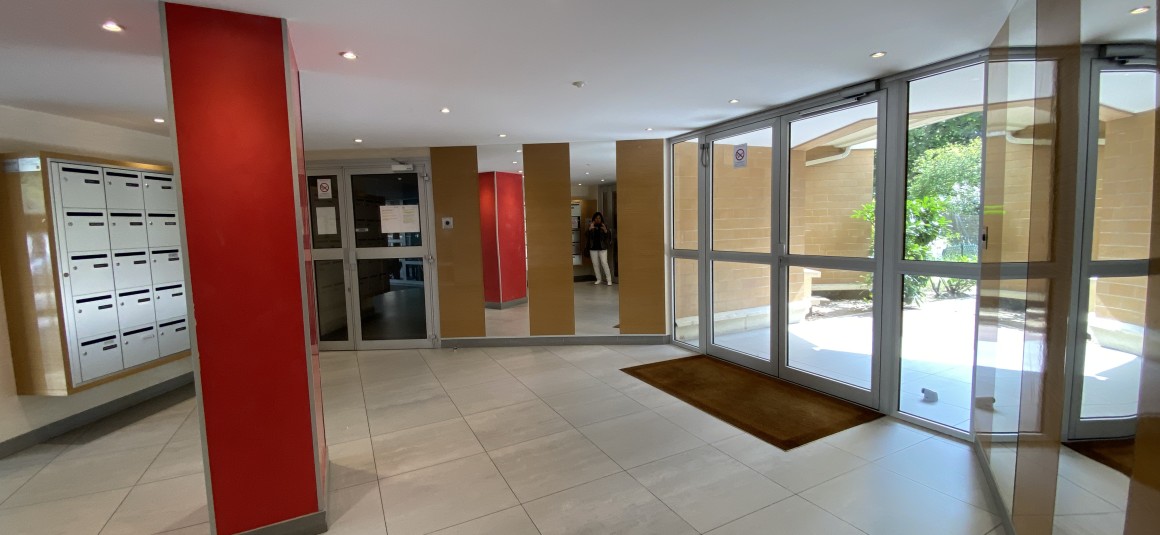 MEUBLÉ – 1 chambre – PUTEAUX (92) – Avenue Gutenberg – 46 m2 – 4ème étage avec ascenseur sur jardin – Balcon – Parking inclus – Loyer charges comprises : 1.600 € (chauffage collectif) + parking possible en supplément en sous-sol avec accès direct depuis ascenseur