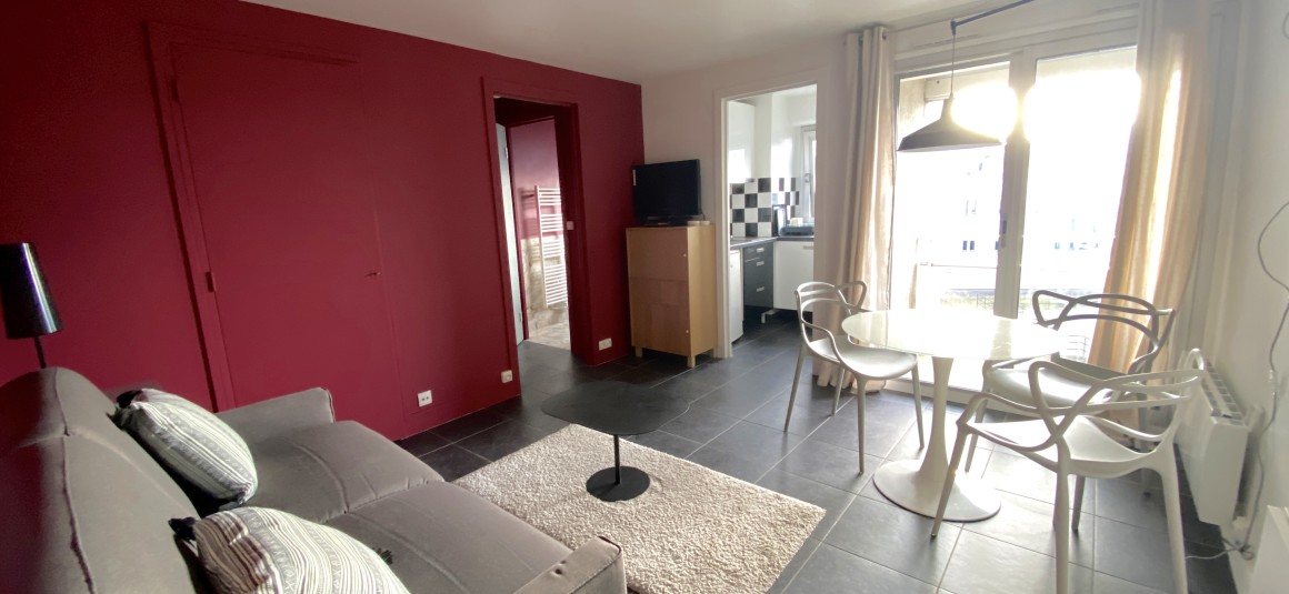 MEUBLÉ – Studio – 25 m2 – Paris 9e – Rue Pigalle – 5ème étage ascenseur sur cour – Balcon – Loyer cc : 1.100 €