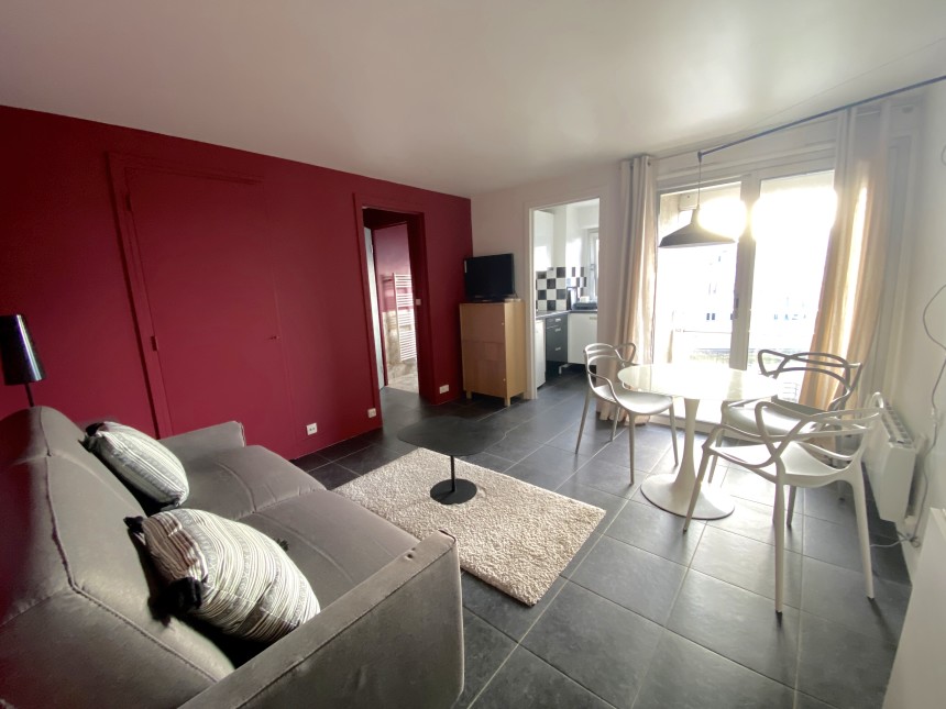 MEUBLÉ – Studio – 25 m2 – Paris 9e – Rue Pigalle – 5ème étage ascenseur sur cour – Balcon – Loyer cc : 1.100 €