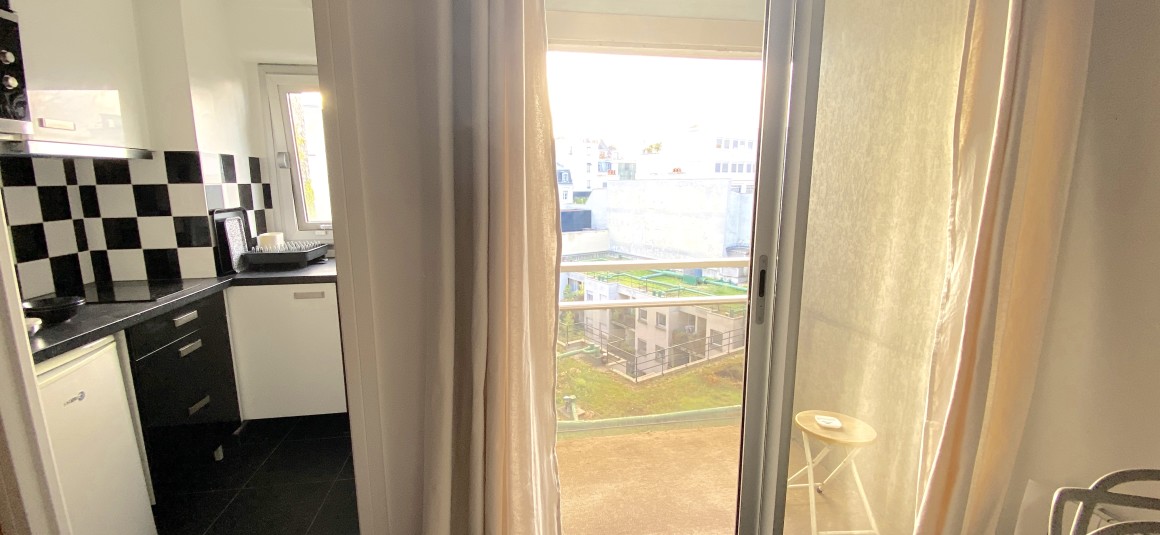 MEUBLÉ – Studio – 25 m2 – Paris 9e – Rue Pigalle – 5ème étage ascenseur sur cour – Balcon – Loyer cc : 1.100 €