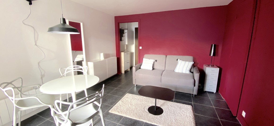 MEUBLÉ – Studio – 25 m2 – Paris 9e – Rue Pigalle – 5ème étage ascenseur sur cour – Balcon – Loyer cc : 1.100 €