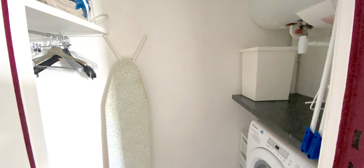 MEUBLÉ – Studio – 25 m2 – Paris 9e – Rue Pigalle – 5ème étage ascenseur sur cour – Balcon – Loyer cc : 1.100 €