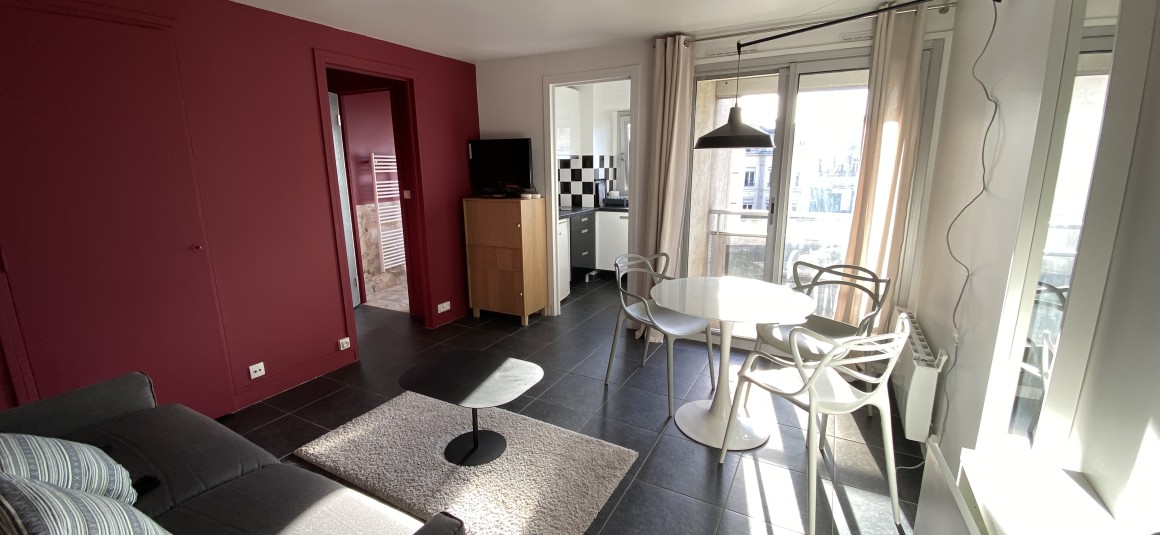 MEUBLÉ – Studio – 25 m2 – Paris 9e – Rue Pigalle – 5ème étage ascenseur sur cour – Balcon – Loyer cc : 1.100 €