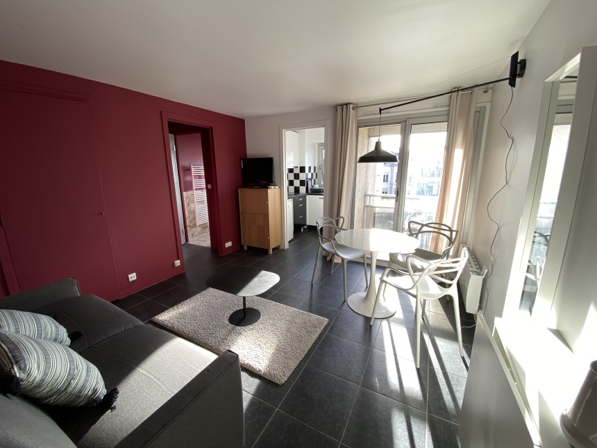 MEUBLÉ – Studio – 25 m2 – Paris 9e – Rue Pigalle – 5ème étage ascenseur sur cour – Balcon – Loyer cc : 1.100 €