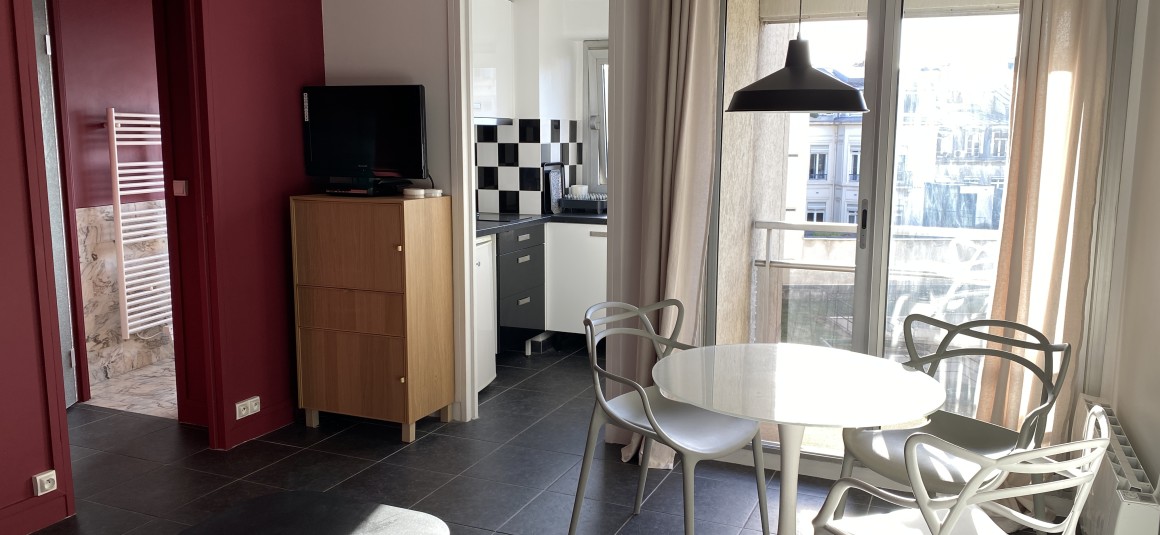 MEUBLÉ – Studio – 25 m2 – Paris 9e – Rue Pigalle – 5ème étage ascenseur sur cour – Balcon – Loyer cc : 1.100 €