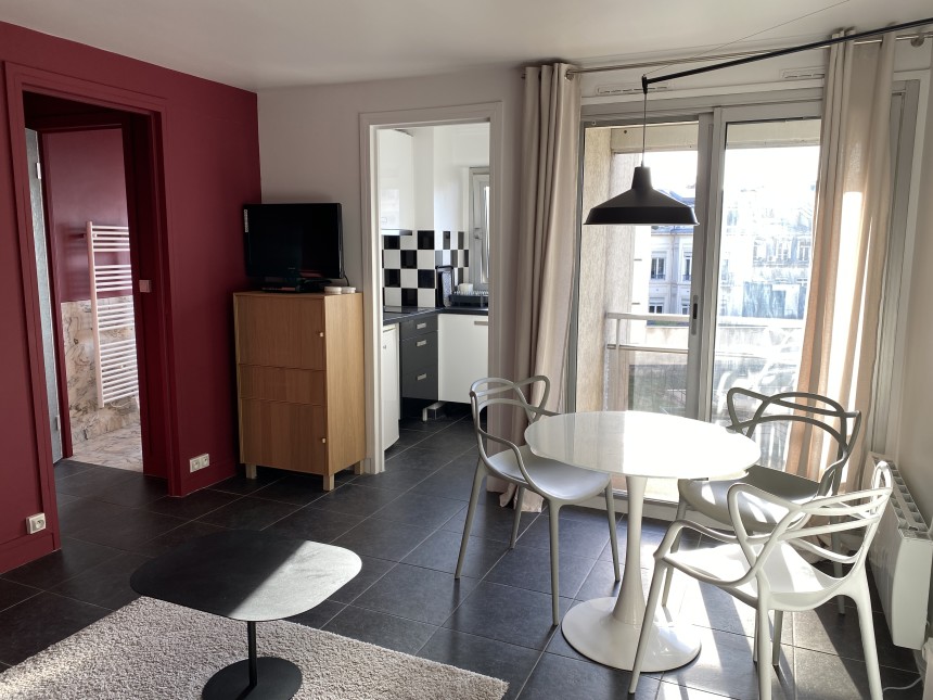 MEUBLÉ – Studio – 25 m2 – Paris 9e – Rue Pigalle – 5ème étage ascenseur sur cour – Balcon – Loyer cc : 1.100 €