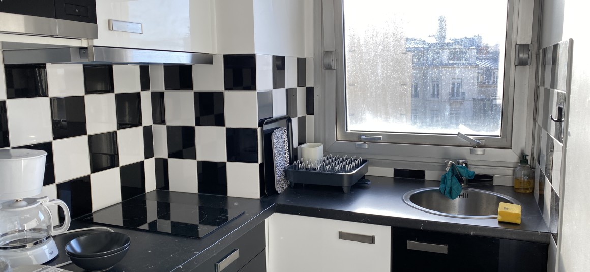 MEUBLÉ – Studio – 25 m2 – Paris 9e – Rue Pigalle – 5ème étage ascenseur sur cour – Balcon – Loyer cc : 1.100 €