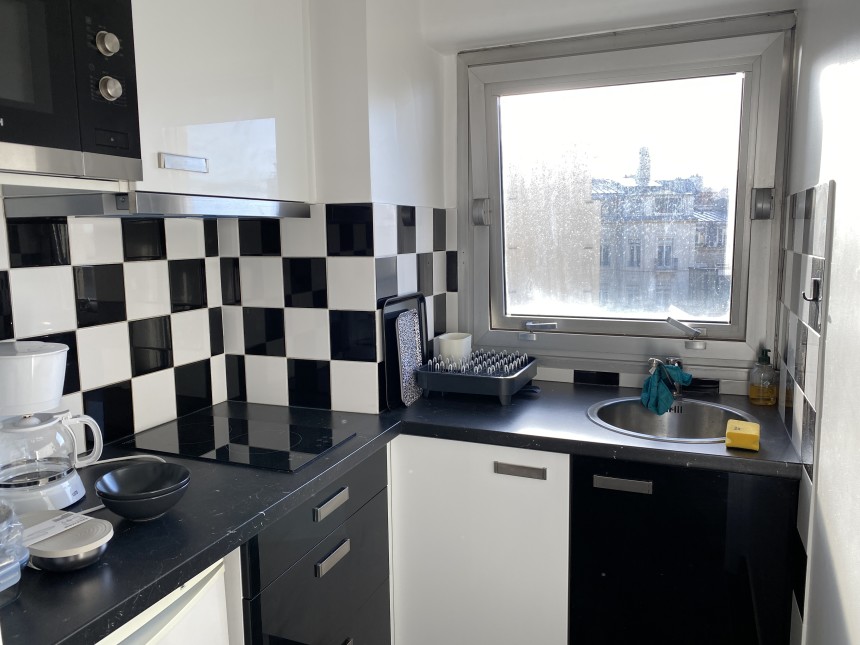 MEUBLÉ – Studio – 25 m2 – Paris 9e – Rue Pigalle – 5ème étage ascenseur sur cour – Balcon – Loyer cc : 1.100 €