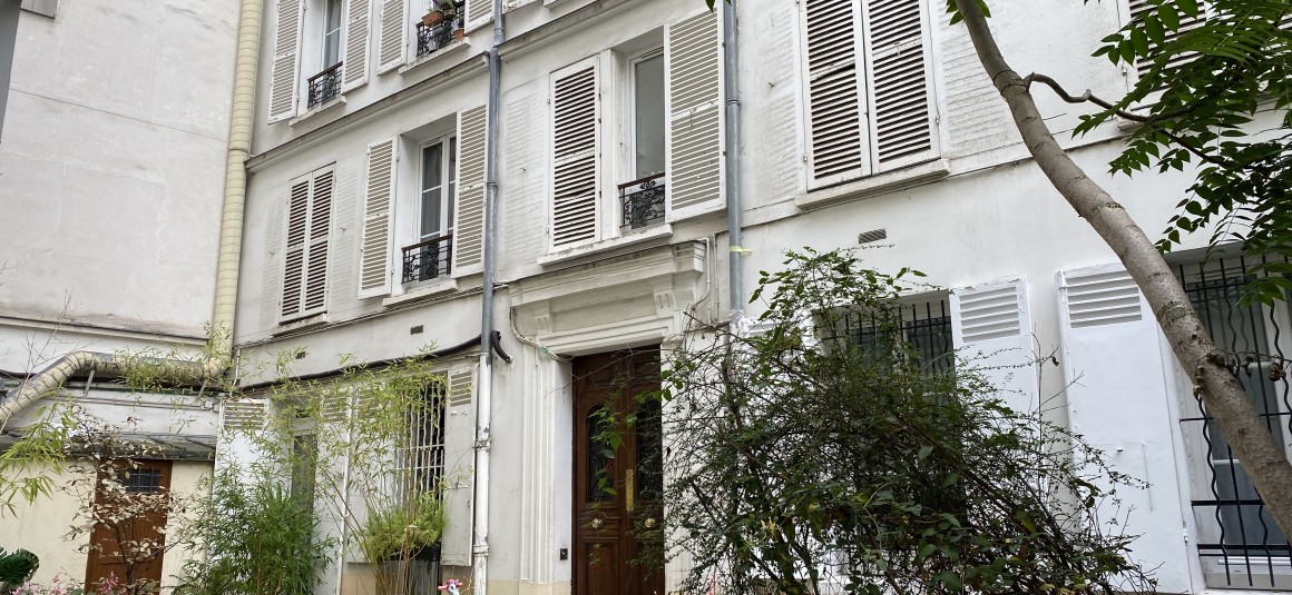 MEUBLÉ – Studio – 21 m2 – Paris 7ème – Belle vue Tour Eiffel – Rue Jean Nicot – 3ème étage ascenseur – Loyer charges comprises : 1.100 euros
