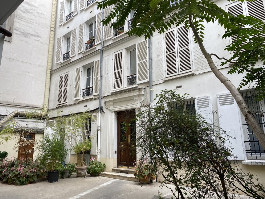 MEUBLÉ – Studio – 21 m2 – Paris 7ème – Belle vue Tour Eiffel – Rue Jean Nicot – 3ème étage ascenseur – Loyer charges comprises : 1.100 euros