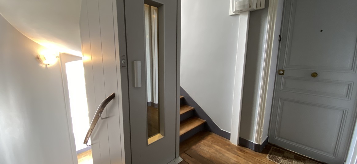MEUBLÉ – Studio – 21 m2 – Paris 7ème – Belle vue Tour Eiffel – Rue Jean Nicot – 3ème étage ascenseur – Loyer charges comprises : 1.100 euros