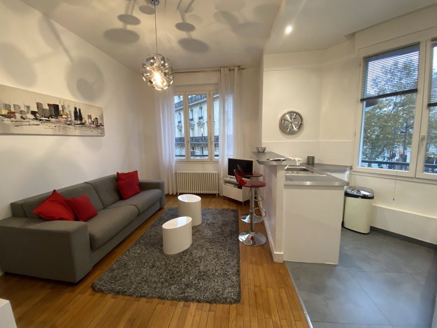 MEUBLÉ – 1 chambre – 37 m2 – Paris 8ème – Rue d’Artois – 2ème étage avec ascenseur – Métro Georges V – Loyer cc : 1.792 euros