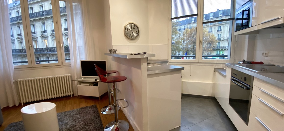 MEUBLÉ – 1 chambre – 37 m2 – Paris 8ème – Rue d’Artois – 2ème étage avec ascenseur – Métro Georges V – Loyer cc : 1.792 euros