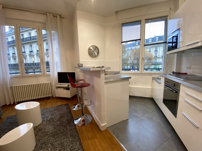 MEUBLÉ – 1 chambre – 37 m2 – Paris 8ème – Rue d’Artois – 2ème étage avec ascenseur – Métro Georges V – Loyer cc : 1.792 euros