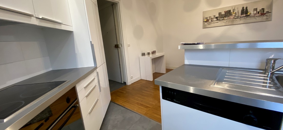 MEUBLÉ – 1 chambre – 37 m2 – Paris 8ème – Rue d’Artois – 2ème étage avec ascenseur – Métro Georges V – Loyer cc : 1.792 euros