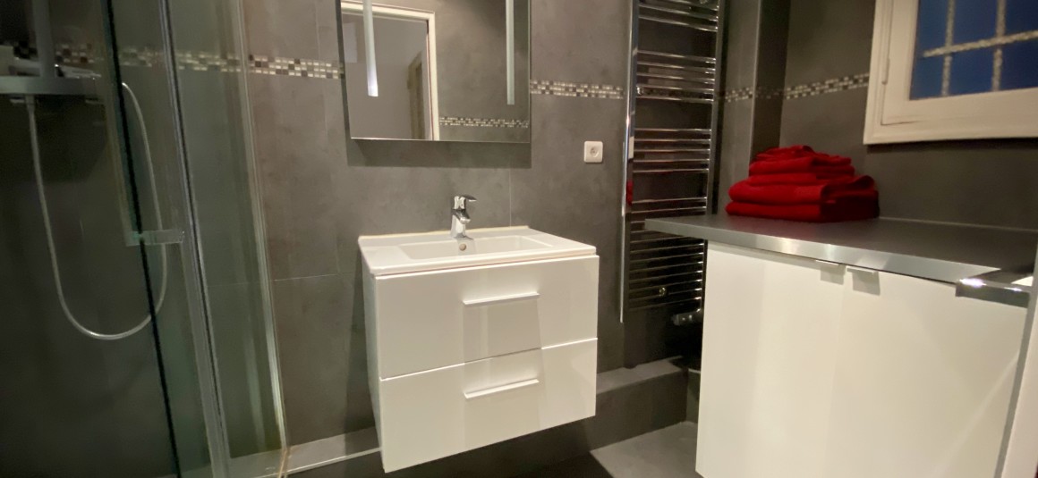 MEUBLÉ – 1 chambre – 37 m2 – Paris 8ème – Rue d’Artois – 2ème étage avec ascenseur – Métro Georges V – Loyer cc : 1.792 euros