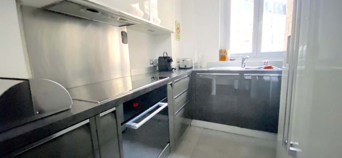 MEUBLÉ – 1 ch – Spacieux 2 pièces – 78 m2 – Paris 18e – Lamarck – 4e etage avec ascenseur – Loyer cc : 2.500 € (+ possibilité de parking en sus)