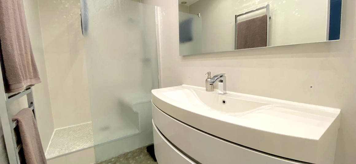 MEUBLÉ – 1 ch – Spacieux 2 pièces – 78 m2 – Paris 18e – Lamarck – 4e etage avec ascenseur – Loyer cc : 2.500 € (+ possibilité de parking en sus)