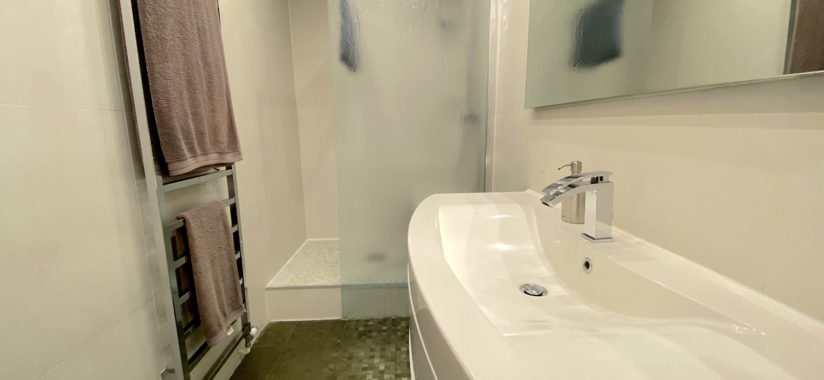 MEUBLÉ – 1 ch – Spacieux 2 pièces – 78 m2 – Paris 18e – Lamarck – 4e etage avec ascenseur – Loyer cc : 2.500 € (+ possibilité de parking en sus)