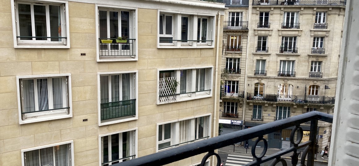 MEUBLÉ – 1 ch – Spacieux 2 pièces – 78 m2 – Paris 18e – Lamarck – 4e etage avec ascenseur – Loyer cc : 2.500 € (+ possibilité de parking en sus)