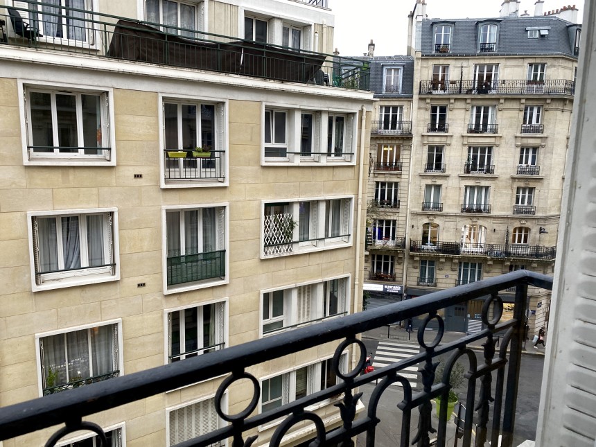 MEUBLÉ – 1 ch – Spacieux 2 pièces – 78 m2 – Paris 18e – Lamarck – 4e etage avec ascenseur – Loyer cc : 2.500 € (+ possibilité de parking en sus)