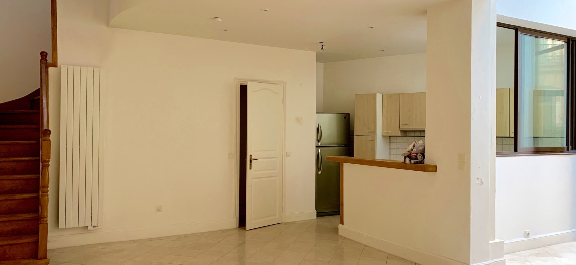 VIDE – Maison en duplex – 95 m2 avec pkg en s.sol – 2 ch – Paris 8e – Rue Lisbonne – Loyer cc : 2.785 euros
