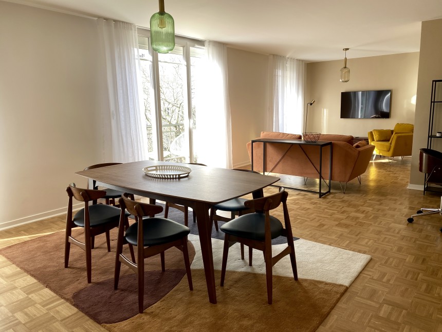 MEUBLÉ – 2 chambres – Paris 16e – Bld de Montmorency – 88 m2 + Balcon 4 m2 – 4e étage avec ascenseur – Loyer cc : 2.950 euros (chauffage et eau chaude collectifs)