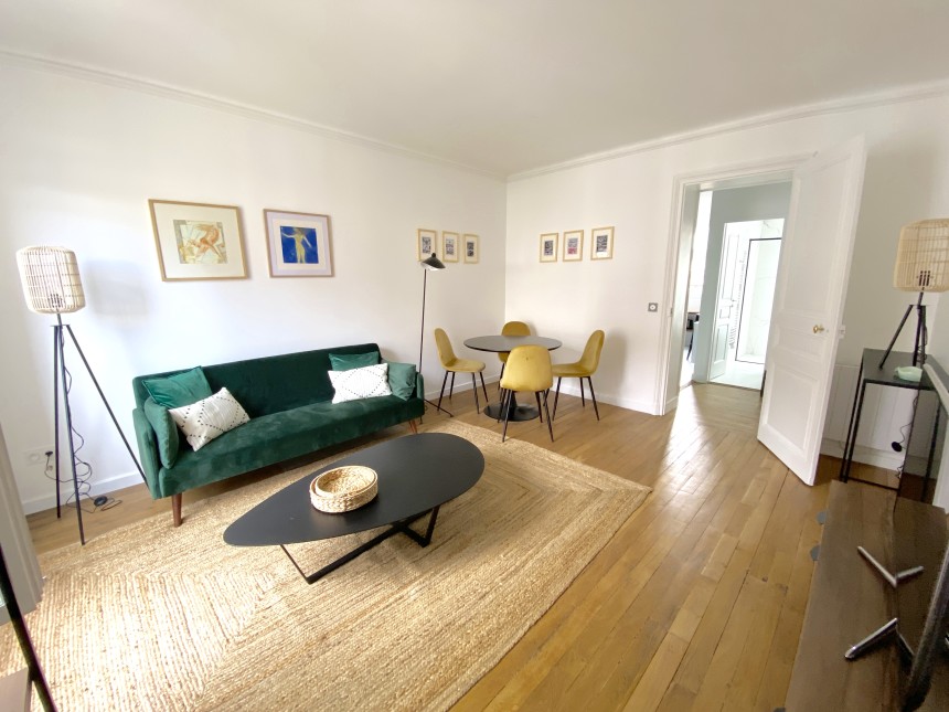 MEUBLÉ – RÉFECTION TOTALE – 1ère LOCATION –  1 chambre – 44 m2 – Paris 7ème – Rue Saint Dominique (Gros Caillou) – 4e étage ascenseur – Loyer cc : 2.100 €