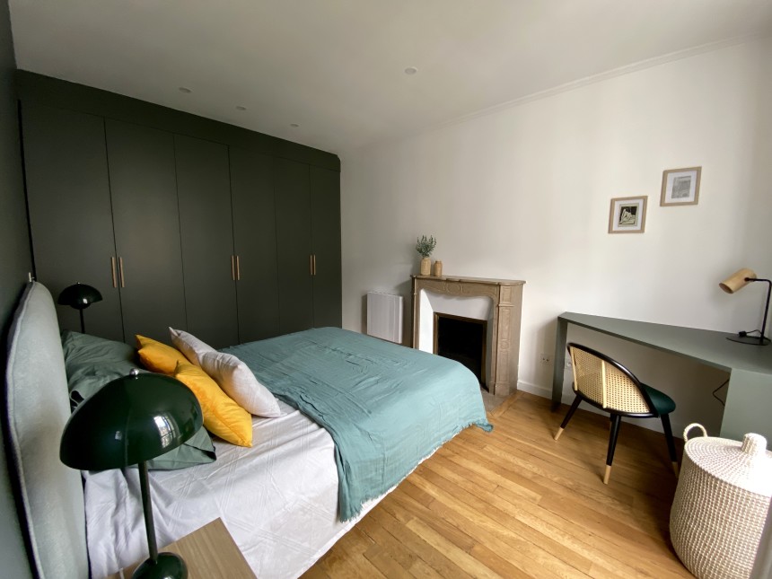 MEUBLÉ – RÉFECTION TOTALE – 1ère LOCATION –  1 chambre – 44 m2 – Paris 7ème – Rue Saint Dominique (Gros Caillou) – 4e étage ascenseur – Loyer cc : 2.100 €