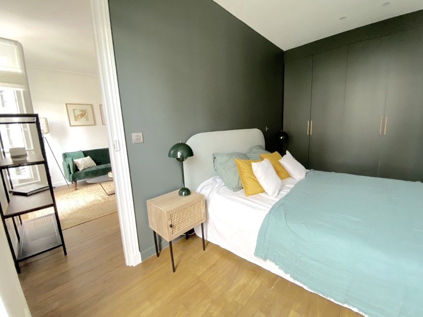 MEUBLÉ – RÉFECTION TOTALE – 1ère LOCATION –  1 chambre – 44 m2 – Paris 7ème – Rue Saint Dominique (Gros Caillou) – 4e étage ascenseur – Loyer cc : 2.100 €