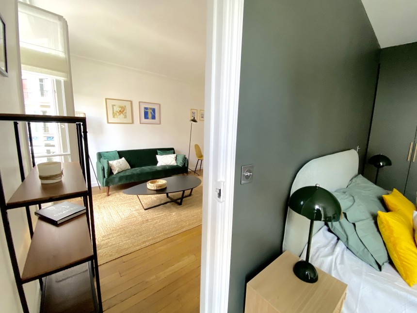 MEUBLÉ – RÉFECTION TOTALE – 1ère LOCATION –  1 chambre – 44 m2 – Paris 7ème – Rue Saint Dominique (Gros Caillou) – 4e étage ascenseur – Loyer cc : 2.100 €