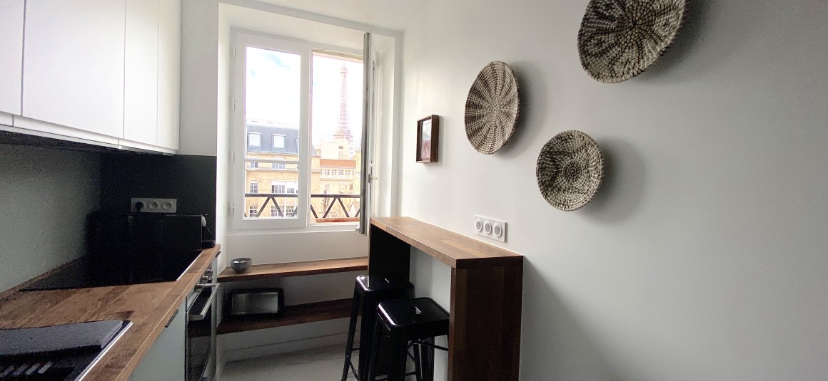 MEUBLÉ – Rénovation totale récente –  1 chambre – 44 m2 – Paris 7ème – Rue Saint Dominique (Gros Caillou) – 4e étage avec ascenseur – Loyer charges comprises : 2.100 €
