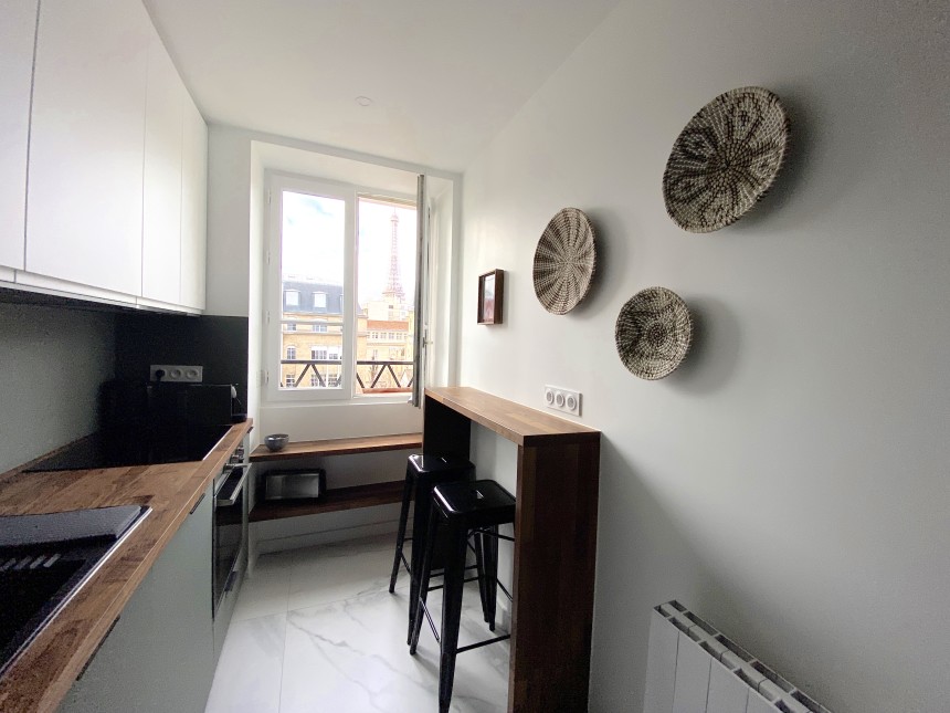 MEUBLÉ – RÉFECTION TOTALE – 1ère LOCATION –  1 chambre – 44 m2 – Paris 7ème – Rue Saint Dominique (Gros Caillou) – 4e étage ascenseur – Loyer cc : 2.100 €