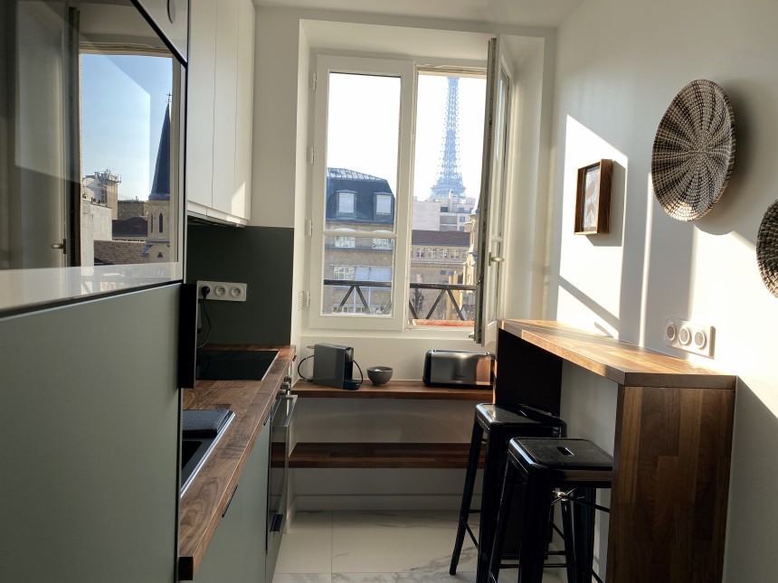 MEUBLÉ – RÉFECTION TOTALE – 1ère LOCATION –  1 chambre – 44 m2 – Paris 7ème – Rue Saint Dominique (Gros Caillou) – 4e étage ascenseur – Loyer cc : 2.100 €