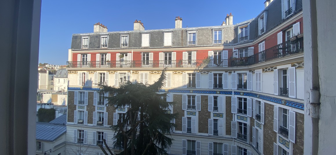 MEUBLÉ – Rénovation totale récente –  1 chambre – 44 m2 – Paris 7ème – Rue Saint Dominique (Gros Caillou) – 4e étage avec ascenseur – Loyer charges comprises : 2.100 €