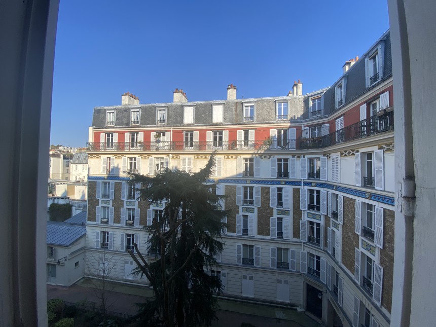 MEUBLÉ – RÉFECTION TOTALE – 1ère LOCATION –  1 chambre – 44 m2 – Paris 7ème – Rue Saint Dominique (Gros Caillou) – 4e étage ascenseur – Loyer cc : 2.100 €