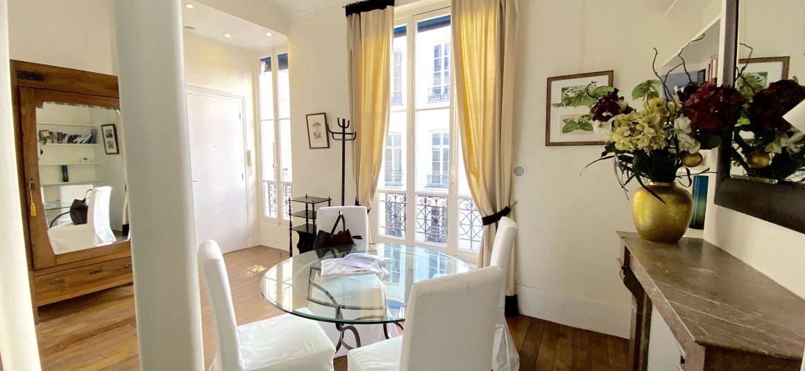MEUBLÉ – 2 chambres – Paris 2ème – Rue Paul Lelong – 60 m2 – 2ème étage ascenseur – Loyer cc : 2.240 €