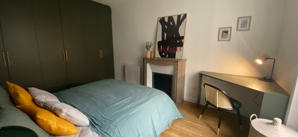 MEUBLÉ – Rénovation totale récente –  1 chambre – 44 m2 – Paris 7ème – Rue Saint Dominique (Gros Caillou) – 4e étage avec ascenseur – Loyer charges comprises : 2.100 €