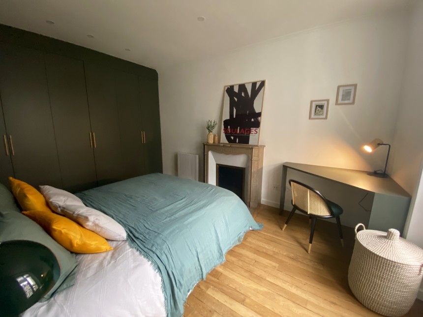 MEUBLÉ – RÉFECTION TOTALE – 1ère LOCATION –  1 chambre – 44 m2 – Paris 7ème – Rue Saint Dominique (Gros Caillou) – 4e étage ascenseur – Loyer cc : 2.100 €