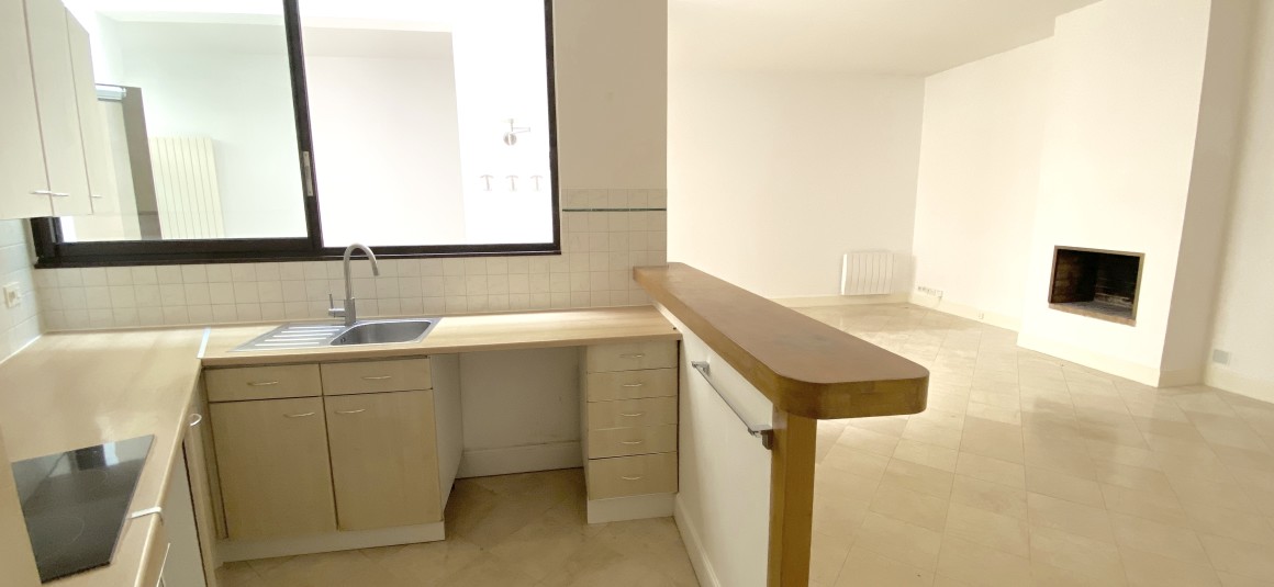 VIDE – Maison en duplex – 95 m2 avec pkg en s.sol – 2 ch – Paris 8e – Rue Lisbonne – Loyer cc : 2.785 euros