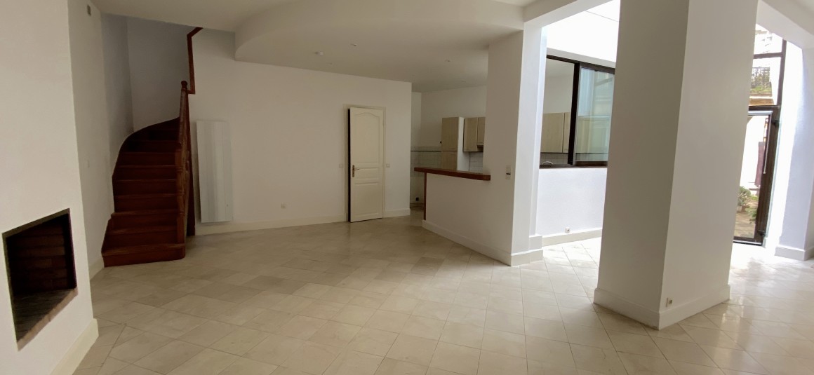 VIDE – Maison en duplex – 95 m2 avec pkg en s.sol – 2 ch – Paris 8e – Rue Lisbonne – Loyer cc : 2.785 euros
