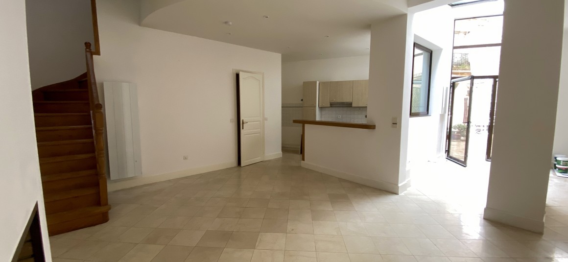 VIDE – Maison en duplex – 95 m2 avec pkg en s.sol – 2 ch – Paris 8e – Rue Lisbonne – Loyer cc : 2.785 euros