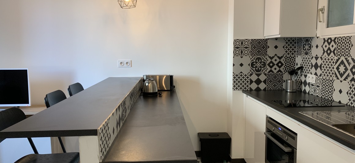 MEUBLÉ – 1 chambre – 31 m2 – Paris 17ème – Rue Débarcadère – 3ème étage ascenseur – Loyer charges comprises : 1.500 euros