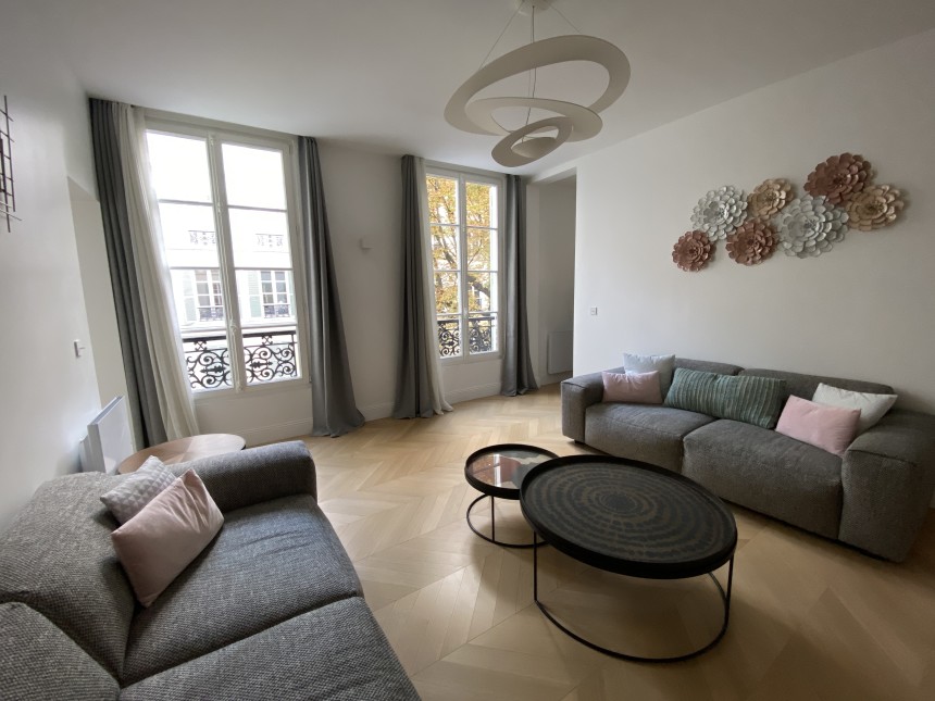 MEUBLÉ – 2 ch – 75 m2 – Paris 8ème – Rue Washington – 2ème étage sans asc  sur cour – Loyer cc : 3.500 euros (parking inclus)